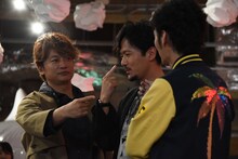 「誰が一番クソ野郎か？」という質問に、指を差して答える3人。左から香取慎吾、稲垣吾郎、草なぎ剛。