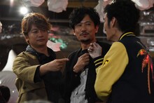 「誰が一番クソ野郎か？」という質問に対する草なぎ剛（右）の回答に、不満気な稲垣吾郎（中央）。