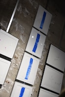 「クソ野郎と美しき世界」POP UP SHOの様子。中央は香取慎吾が映画ポスターをイメージして描いたという青いライン。