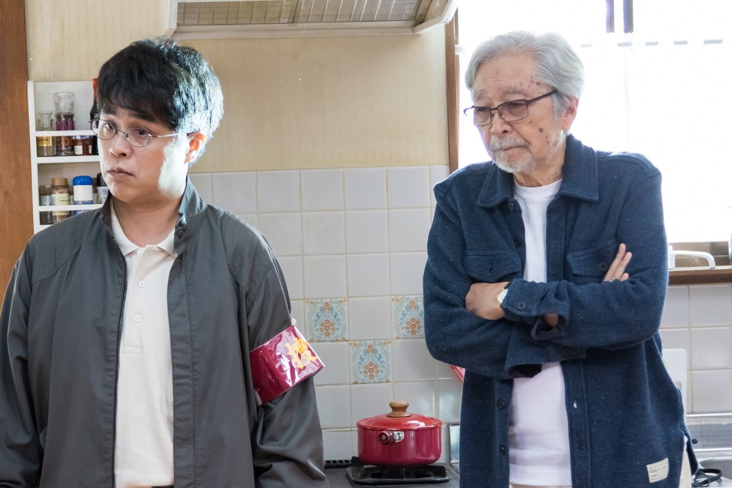 「妻よ薔薇のように 家族はつらいよIII」メイキングカット。左から立川志らく、山田洋次。