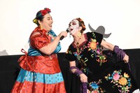 メキシカンダンサー（右）に歌わせる渡辺直美（左）。