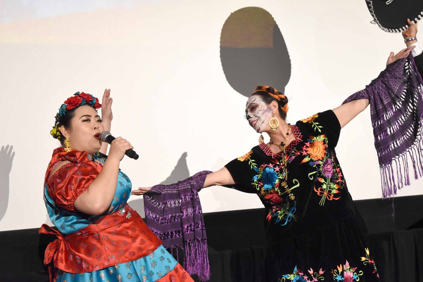 踊る渡辺直美（左）とメキシカンダンサー（右）。