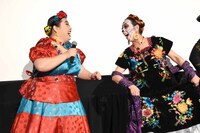 踊る渡辺直美（左）とメキシカンダンサー（右）。