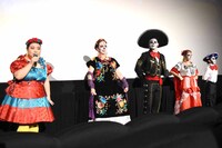 渡辺直美（左）とメキシカンダンサーたち。