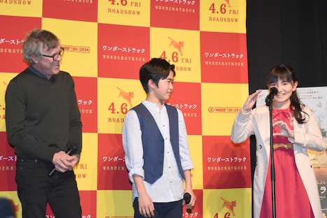 手話を交えた挨拶を披露する鈴木梨央（右）に驚くトッド・ヘインズ（左）と鈴木福（中央）。