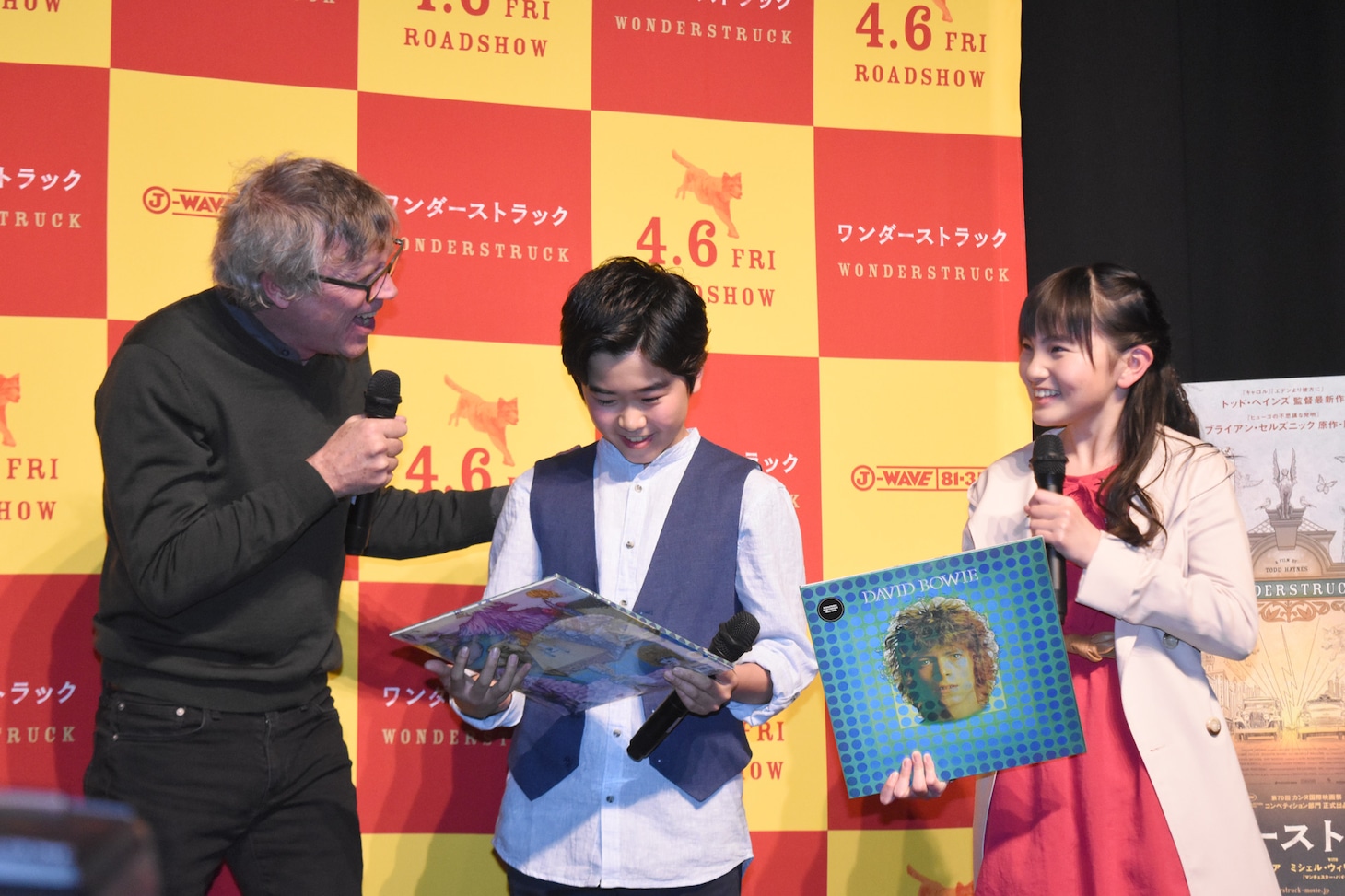 トッド・ヘインズ（左）からレコードを贈られた鈴木福（中央）、鈴木梨央（右）。