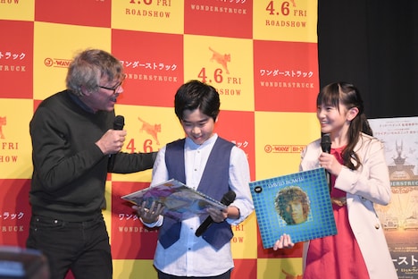 トッド・ヘインズ（左）からレコードを贈られた鈴木福（中央）、鈴木梨央（右）。