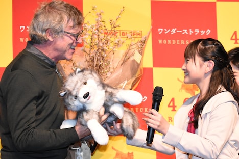 鈴木梨央（右）からオオカミのぬいぐるみを贈られるトッド・ヘインズ（左）。