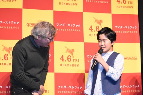 鈴木福（右）の挨拶を見守るトッド・ヘインズ（左）。