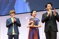 両親S再婚後の松浦家キャスト。左から吉沢亮、檀れい、谷原章介。