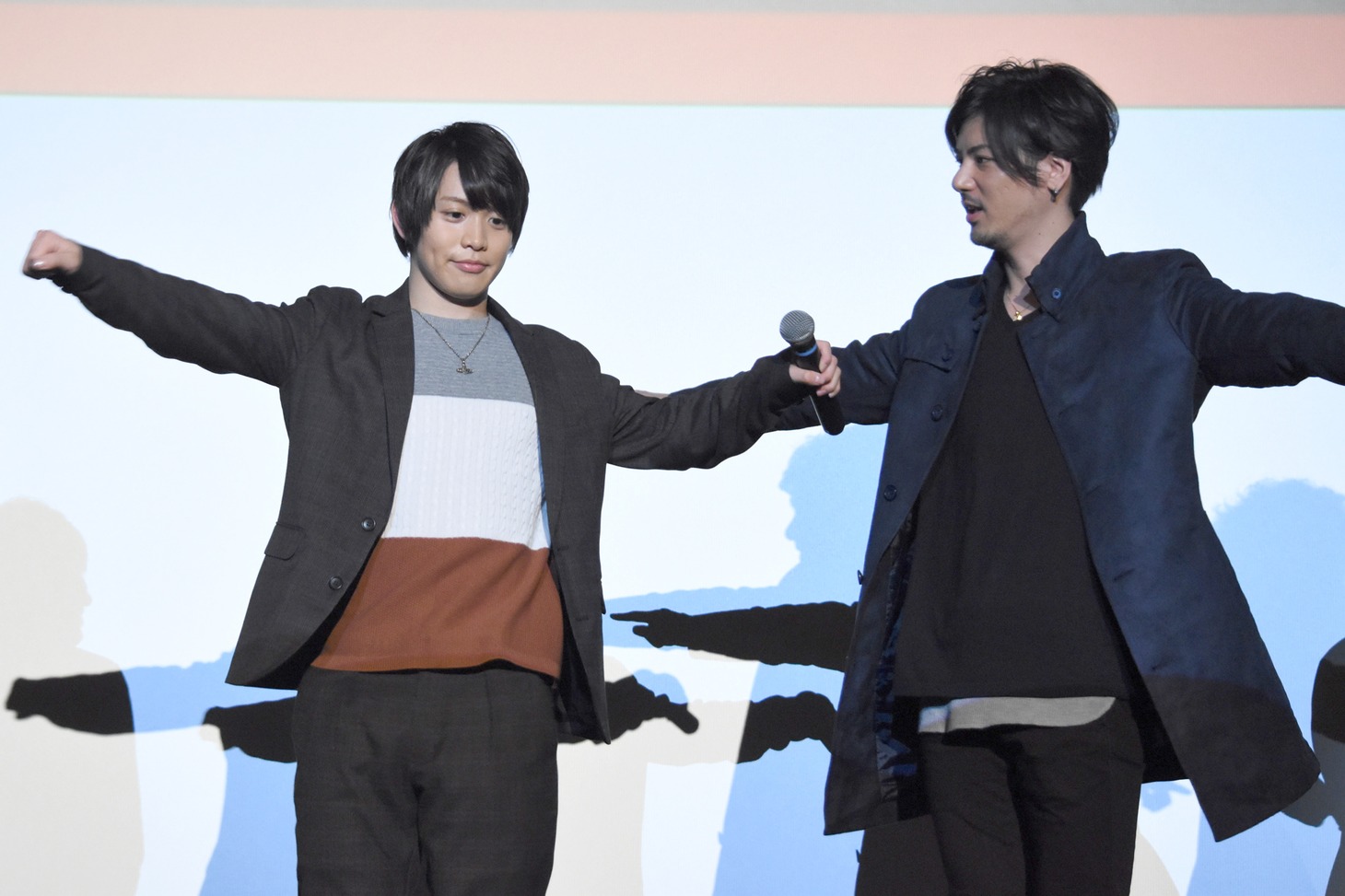 中村誠治郎（右）から教わった運動法を披露する輝山立（左）。