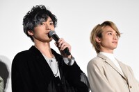 「曇天に笑う」初日舞台挨拶の様子。