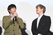 ラスボスを誰にしようか迷う市川知宏（左）と、市川を見つめる大東駿介（右）。