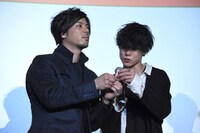 抽選会にて当選番号を読み上げる玉城裕規（右）と中村誠治郎（左）。