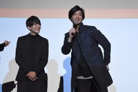 終盤にMCからマイクを奪い、自身が所属するユニットAshのMVを宣伝した中村誠治郎（右）。