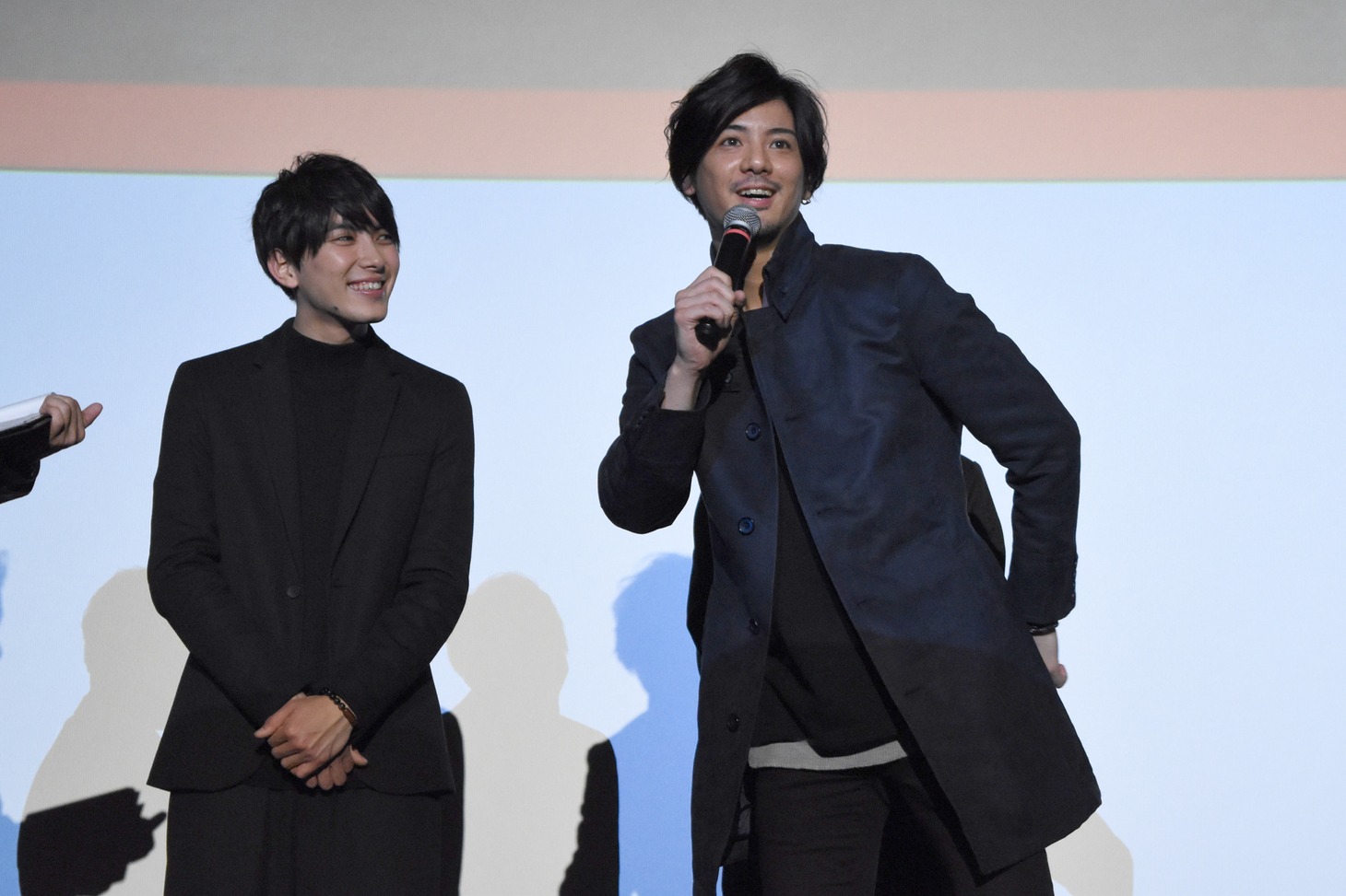 終盤にMCからマイクを奪い、自身が所属するユニットAshのMVを宣伝した中村誠治郎（右）。
