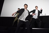 ダンスを披露するキャストたち。