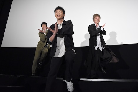 ダンスを披露するキャストたち。