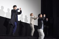 ダンスを披露するキャストたち。