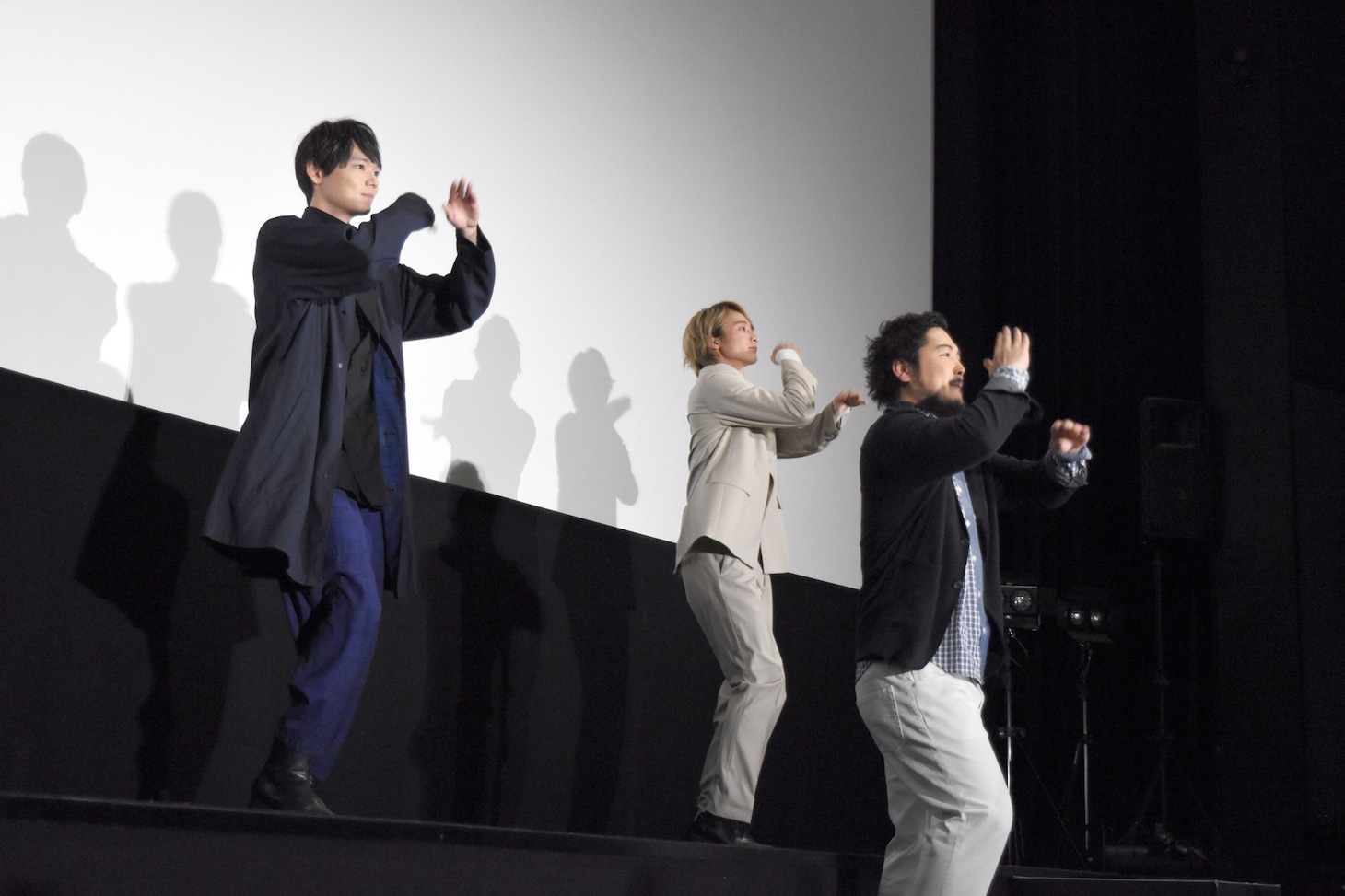 ダンスを披露するキャストたち。