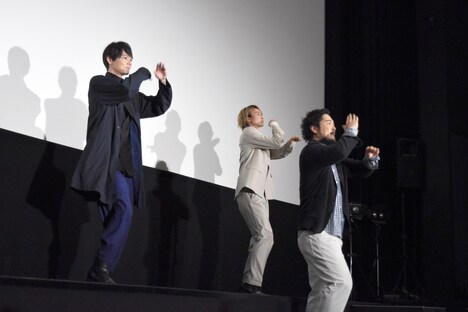 ダンスを披露するキャストたち。