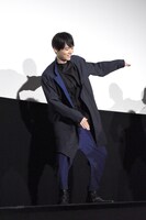 ダンスを披露する古川雄輝。