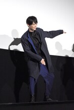 ダンスを披露する古川雄輝。