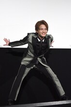 ダンスを披露する中山優馬。