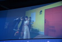 キャストたちが会場に現れる直前の生中継画面。