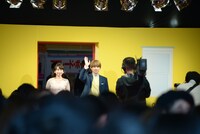 左から桜井日奈子、吉沢亮。