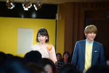 左から桜井日奈子、吉沢亮。