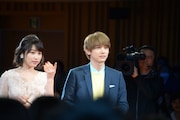 左から桜井日奈子、吉沢亮。