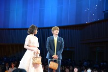 左から桜井日奈子、吉沢亮。