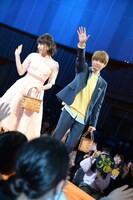 左から桜井日奈子、吉沢亮。