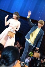 左から桜井日奈子、吉沢亮。