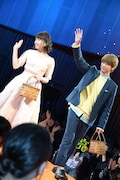 左から桜井日奈子、吉沢亮。