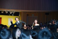 左から谷原章介、中山美穂。