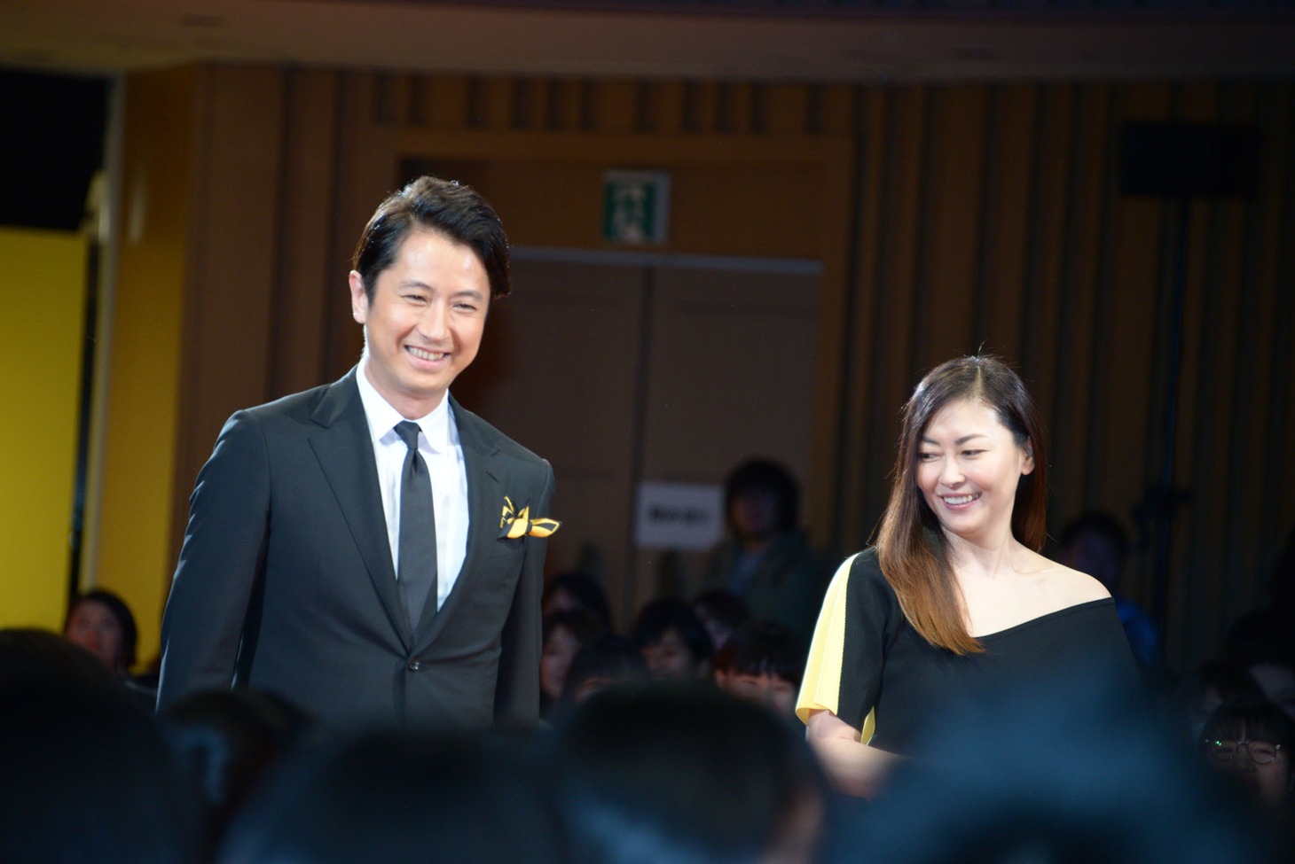 左から谷原章介、中山美穂。