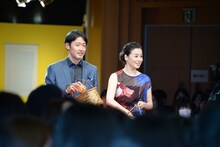 左から筒井道隆、檀れい。