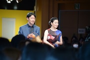 左から筒井道隆、檀れい。