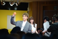 左から佐藤大樹、優希美青。