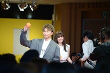 左から佐藤大樹、優希美青。