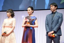 両親S再婚前の小石川家キャスト。左から桜井日奈子、檀れい、筒井道隆。