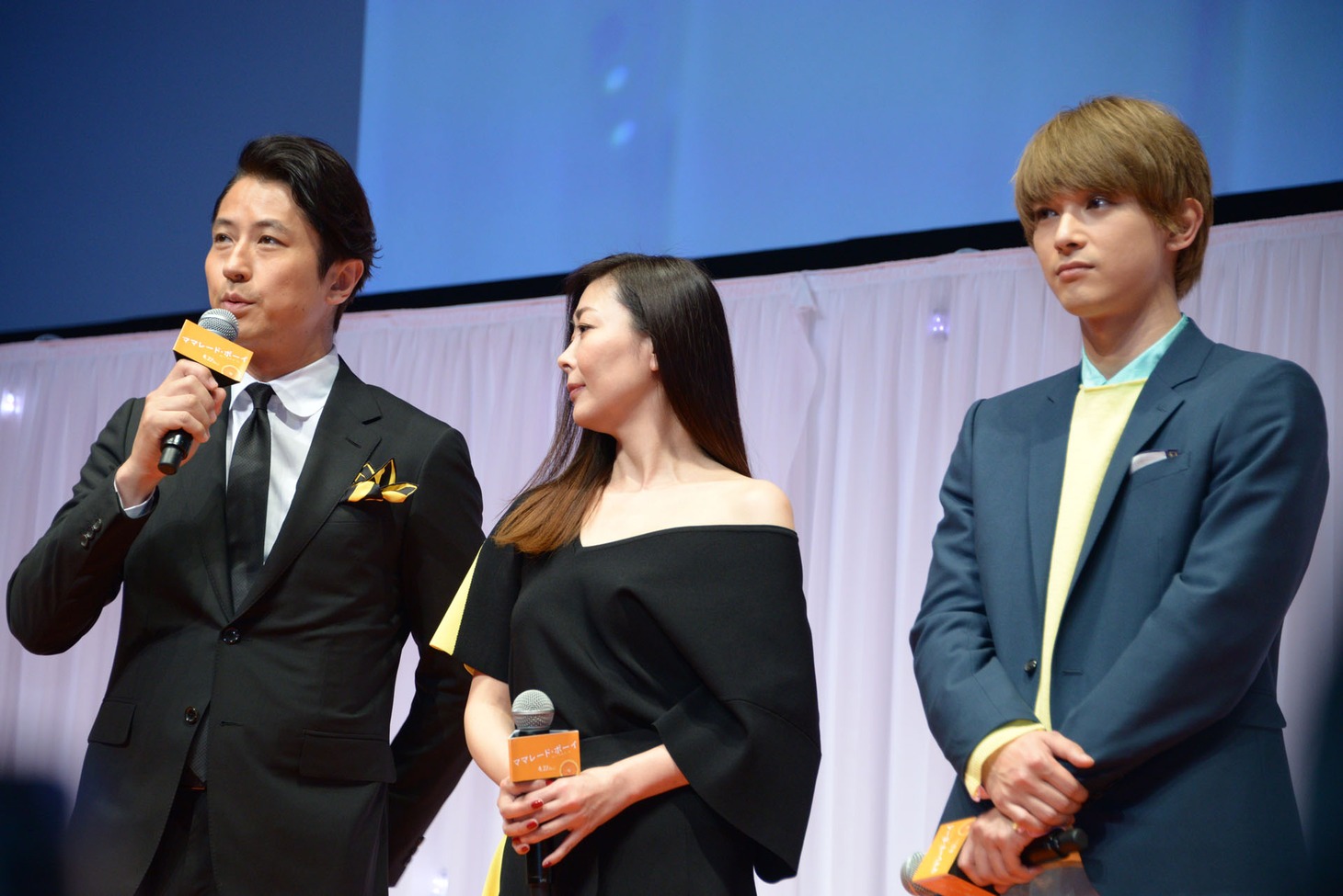 両親S再婚前の松浦家キャスト。左から谷原章介、中山美穂、吉沢亮。