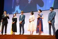 両親Sの再婚を立ち位置で説明するキャストたち。