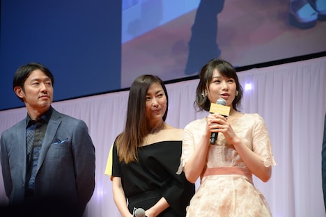 両親S再婚後の小石川家キャスト。左から筒井道隆、中山美穂、桜井日奈子。