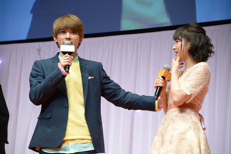 桜井日奈子(右)の印象を語る吉沢亮(左)。