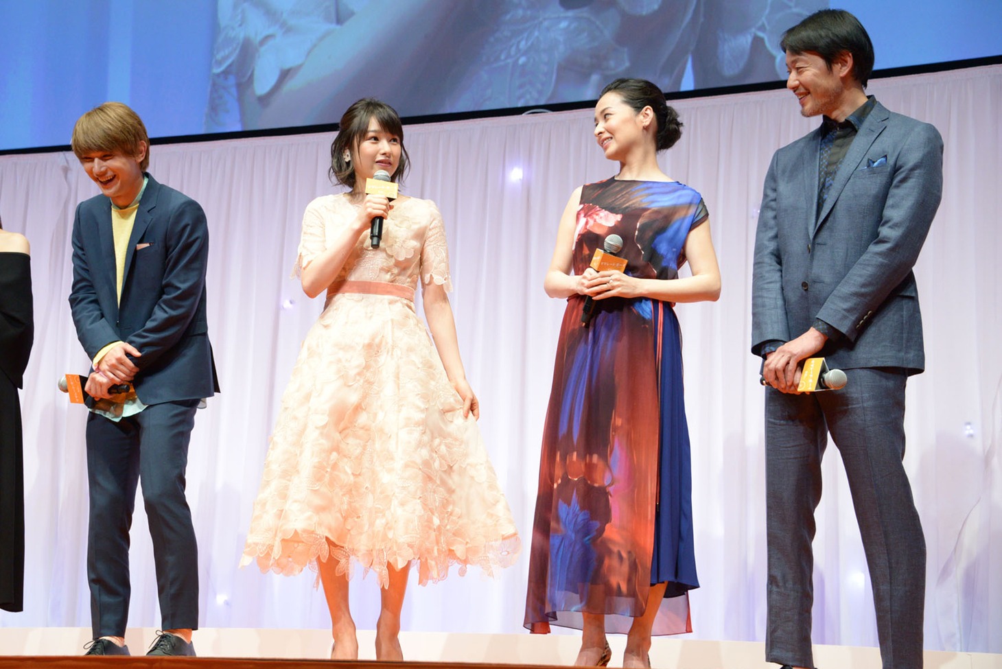 吉沢亮に「妖精みたい」と言われ、「服ですかね？」と聞く桜井日奈子（中央）。