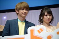 左から吉沢亮、桜井日奈子。