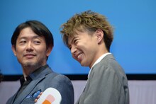 吉住渉に「ワンコっぽくてかわいい」と言われたことから、“ワンコのような笑顔”を披露する佐藤大樹（右）。